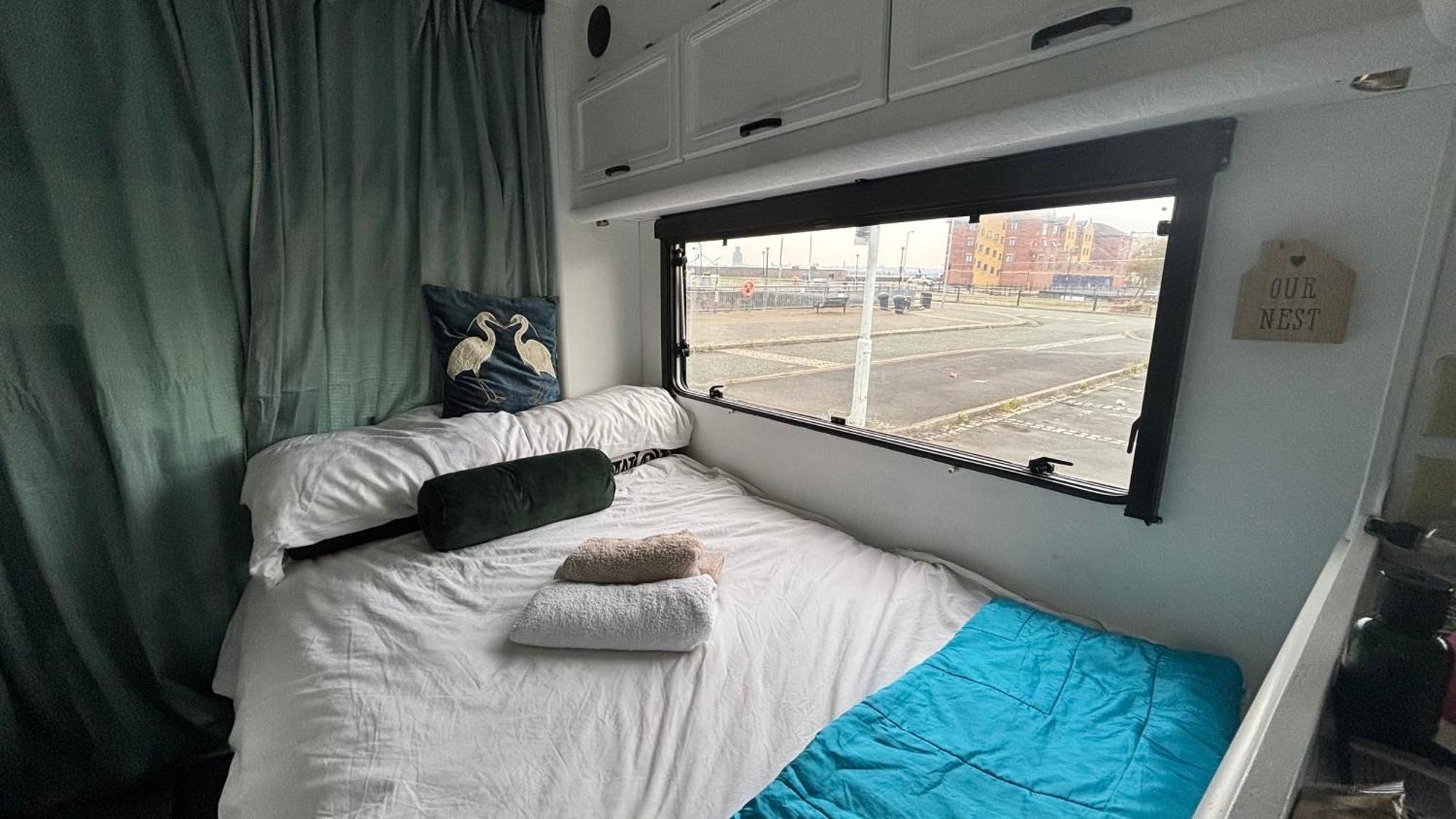 Cool Wheels On The Waterfront Hotel Liverpool Luaran gambar